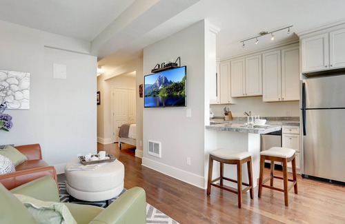 Stadium District Apartment | Unforgettable Stadium District Room With Scenic Views