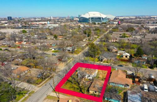 Central Arlington House | Stadium Luxe Retreat- Walking Distance to AT&T Sta