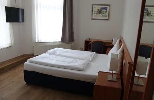 Oberhausen Hotel | Budget-Friendly Stadt-Gut-Hotel Zum Rathaus with Breakfast