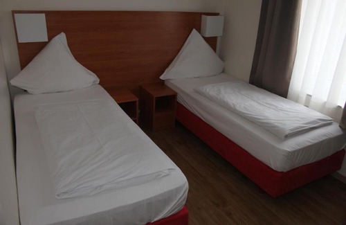 Oberhausen Hotel | Budget-Friendly Stadt-Gut-Hotel Zum Rathaus with Breakfast