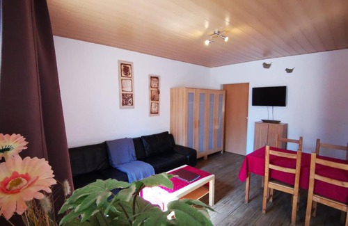 Lechhausen-Ost Apartment | Welcoming Stadtdomizil: Pet & Child-Friendly Retreat
