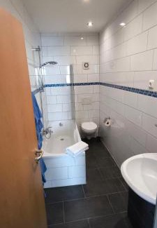 Lechhausen-Ost Apartment | Welcoming Stadtdomizil: Pet & Child-Friendly Retreat