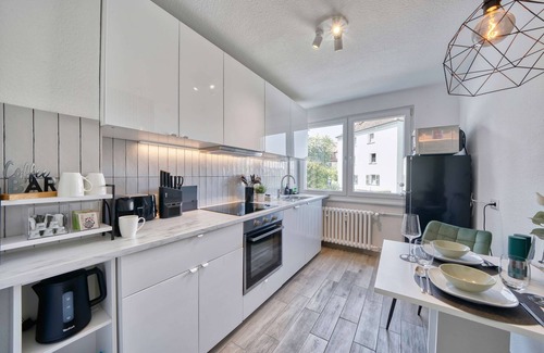 Frauenland Apartment | Stadtoase: Ideal Workstation with Park Access & Netflix