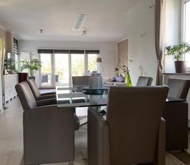Remscheid Apartment | Explore Stadtvilla Intzeplatz - Family & Pet-Friendly Retreat