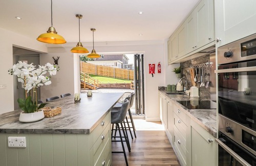 Lytchett Matravers Cottage | Family-Friendly Stag Cottage with Hot Tub in Lytchett Matravers