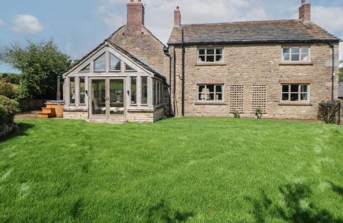 Sutton House | Ideal Family Getaway at Stag Cottage - 4-Star Comfort
