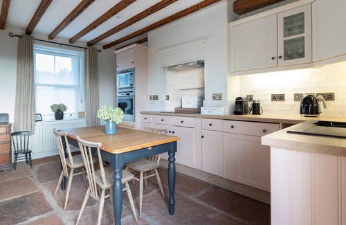 Penruddock Cottage | Discover Stag Cottage: Family-Friendly with Breakfast & Kitchen