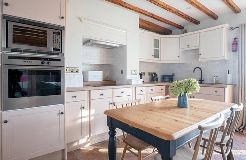 Penruddock Cottage | Discover Stag Cottage: Family-Friendly with Breakfast & Kitchen