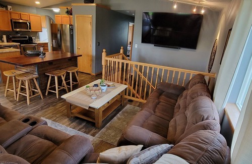 Summerset House | Highly Rated Stage Stop Suite with Family-Friendly Amenities