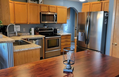 Summerset House | Highly Rated Stage Stop Suite with Family-Friendly Amenities