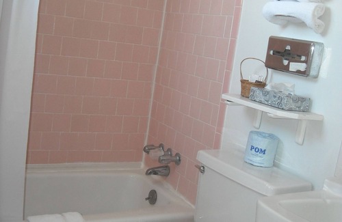 Seligman Hotel | Cozy Stay at Stagecoach 66 Motel with Pool & Breakfast