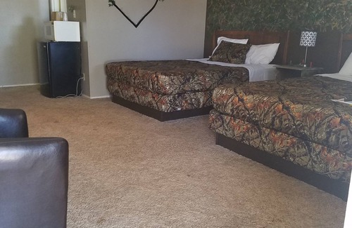 Seligman Hotel | Cozy Stay at Stagecoach 66 Motel with Pool & Breakfast