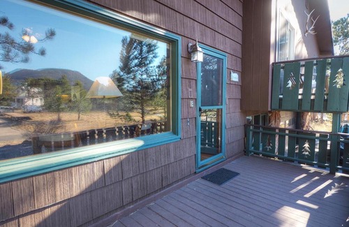 Estes Park House | Exceptional Staghorn Chalet Home with Breakfast & Kitchen