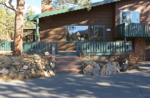 Estes Park House | Exceptional Staghorn Chalet Home with Breakfast & Kitchen