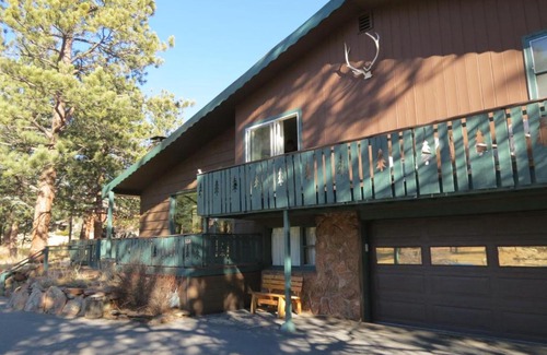 Estes Park House | Exceptional Staghorn Chalet Home with Breakfast & Kitchen