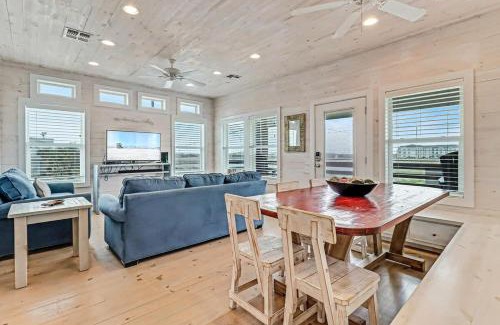Port Aransas House | Discover Stairway to Seven: Private Pool & Hammocks Retreat