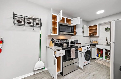 Lawrence Apartment | Stallion 2bedroom 1bath w/Free Parking and Wi-Fi Peaceful and Clean Book now!