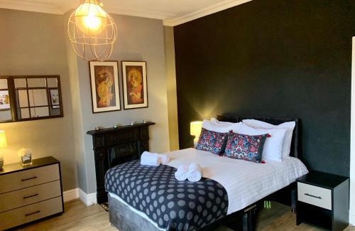 Stoke-on-Trent House | Stylish Stamer House: Pet-Friendly Oceanfront Retreat