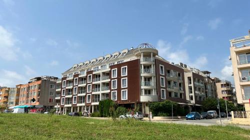 Primorsko Apartment | Stamopolulux: Breathtaking Oceanfront Views Await You
