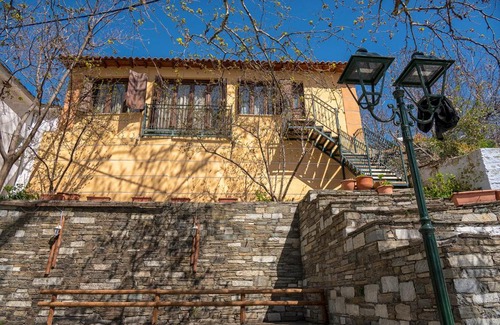 Volos Apartment | Discover Stamoulis' House: Family-Friendly Retreat Rated 9.8