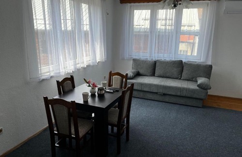 Bosanska Dubica Apartment | Cozy Stay at Stan Br 1 in Kozarska Dubica with Breakfast