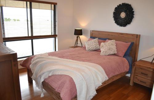 Dalrymple House | Discover Stan Breeze: Family Retreat with Pet-Friendly Amenities