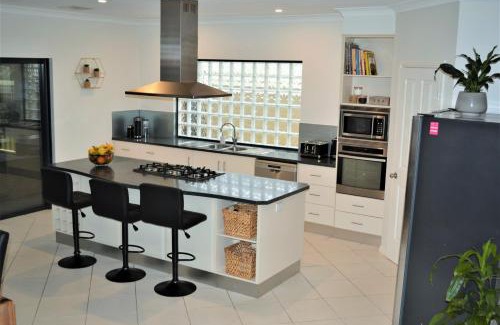 Dalrymple House | Discover Stan Breeze: Family Retreat with Pet-Friendly Amenities