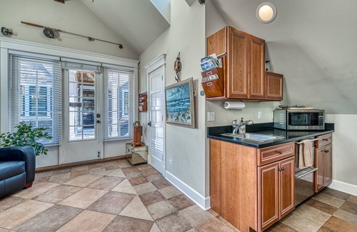 Gig Harbor Apartment | Cozy Stand-Alone Studio with Waterfront Access at Wollochet Bay