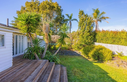 Auckland House | Modern 3 Bedroom Home with Breakfast on North Shore
