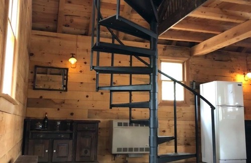 Porter Cabin | Waterfront Rustic Cabin with Pool and Spa – Guest Rated 10/10