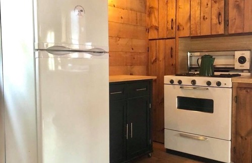 Porter Cabin | Waterfront Rustic Cabin with Pool and Spa – Guest Rated 10/10