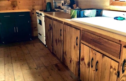 Porter Cabin | Waterfront Rustic Cabin with Pool and Spa – Guest Rated 10/10