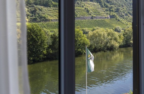 Loef House | Cozy Double Room at Moselhotel Zur Traube with Ocean View