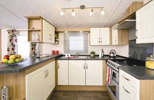 Burnham-on-Sea House | Budget-Friendly Oceanfront Caravan with Ideal Amenities