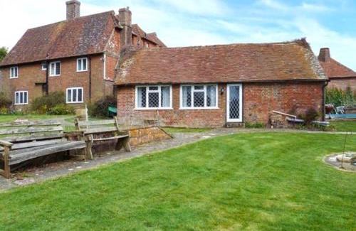 Battle House | Child-Friendly Retreat at Standard Hill Cottage - 4 Star Stay