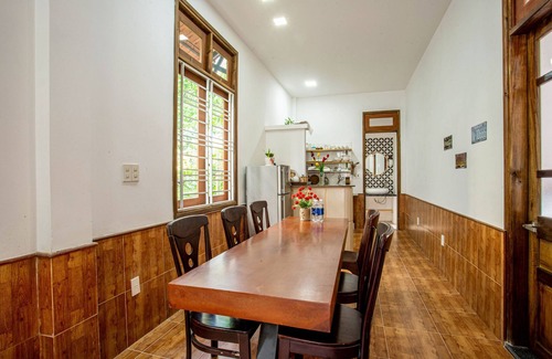 Thuy Xuan Villa | Cozy King Room with Breakfast for 2 - Budget-Friendly Stay
