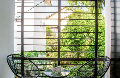 Thuy Xuan Villa | Cozy King Room with Breakfast for 2 - Budget-Friendly Stay