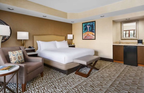 Phoenix Hotel | Standard King Room at Hilton Phoenix Airport - Free Shuttle & Oudoor Pool