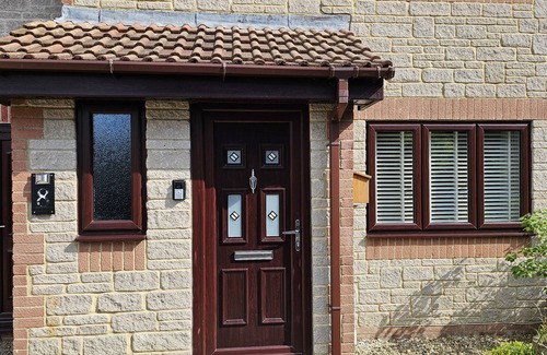 Cannards Grave House | Cozy Kingsize Room with Shared Bathroom & Kitchen Access