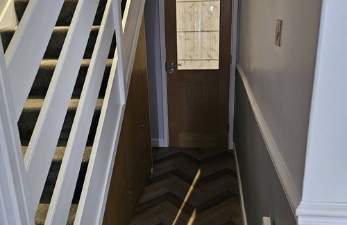Cannards Grave House | Cozy Kingsize Room with Shared Bathroom & Kitchen Access