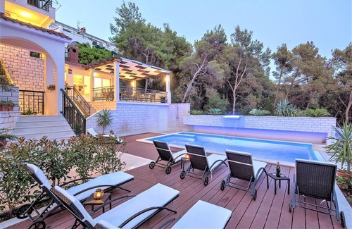 Trogir Apartment | Renowned One-Bedroom Apartment with Pool and Ocean Views