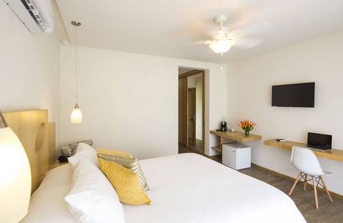 Santa Ana Hotel | Inviting Deluxe Room with Breakfast at Hotel Villa Los Candiles