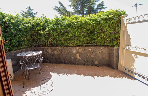 Trecastagni Apartment | Cozy Family Room with Kitchen & Breakfast Included