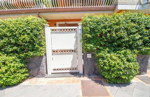 Trecastagni Apartment | Cozy Family Room with Kitchen & Breakfast Included