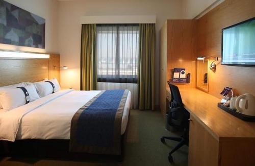 Garhoud House | Standard Room Near Dxb Terminal 3 By Luxury Bookings