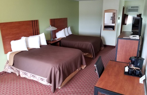 Buzzards Bay Hotel | Cozy Standard Room with Two Double Beds & Kitchen Access