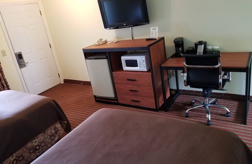 Buzzards Bay Hotel | Cozy Standard Room with Two Double Beds & Kitchen Access