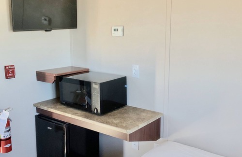 Carlsbad Hotel | Cozy Single Bed Room with Breakfast & Child-Friendly Amenities