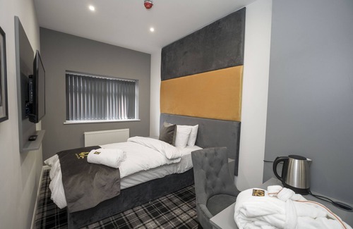 Scunthorpe Hotel | Cozy Single Bedroom with En Suite & Kitchen - 10/10 Rated