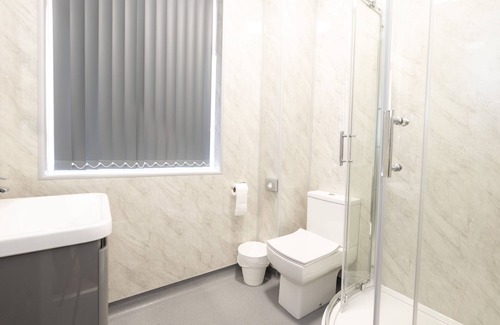 Scunthorpe Hotel | Cozy Single Bedroom with En Suite & Kitchen - 10/10 Rated